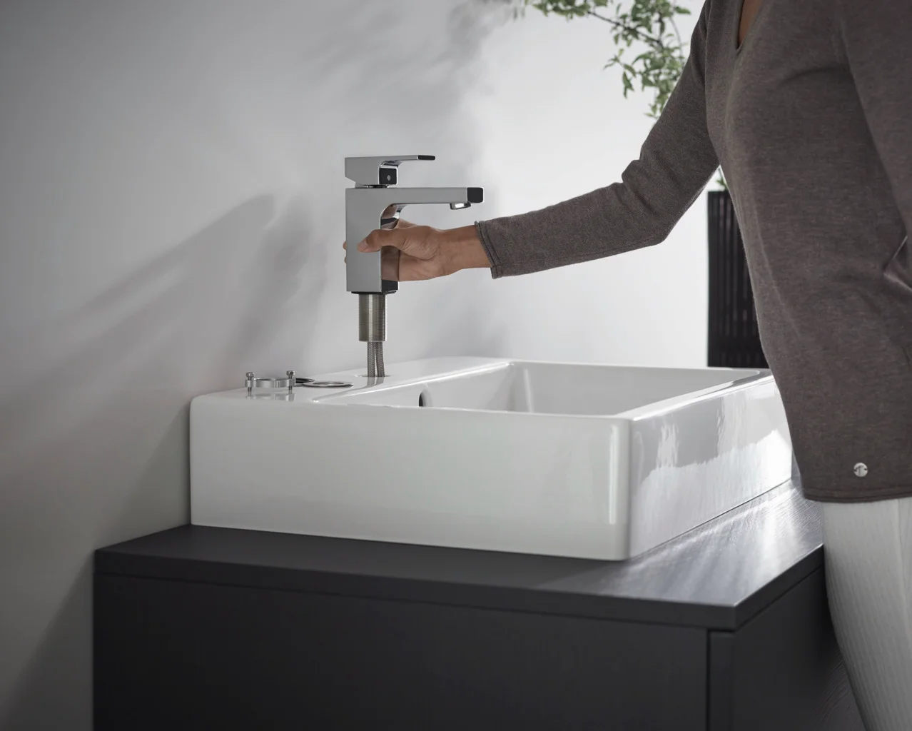 Hansgrohe Vernis Shape Einhebel-Waschtischmischer Chrom, Ausladung 110 mm, Auslaufhöhe 95 mm, Hebelgriff, Normalstrahl, max. Durchfluss 5 l/min Hansgrohe Vernis Shape Einhebel-Waschtischmischer Chrom, Ausladung 110 mm, Auslaufhöhe 95 mm, Hebelgriff, Normalstrahl, max. Durchfluss 5 l/min