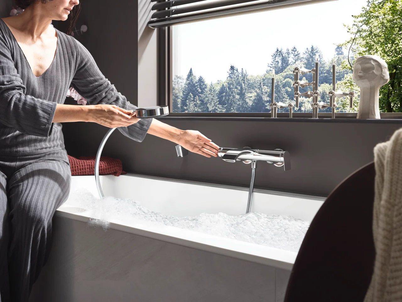 Hansgrohe Vivenis Wannenmischer Aufputz Chrom, Ausladung 216 mm, DN15 S-Anschlüsse, Keramikmischsystem, WaterfallStream Strahlart Hansgrohe Vivenis Wannenmischer Aufputz Chrom, Ausladung 216 mm, DN15 S-Anschlüsse, Keramikmischsystem, WaterfallStream Strahlart