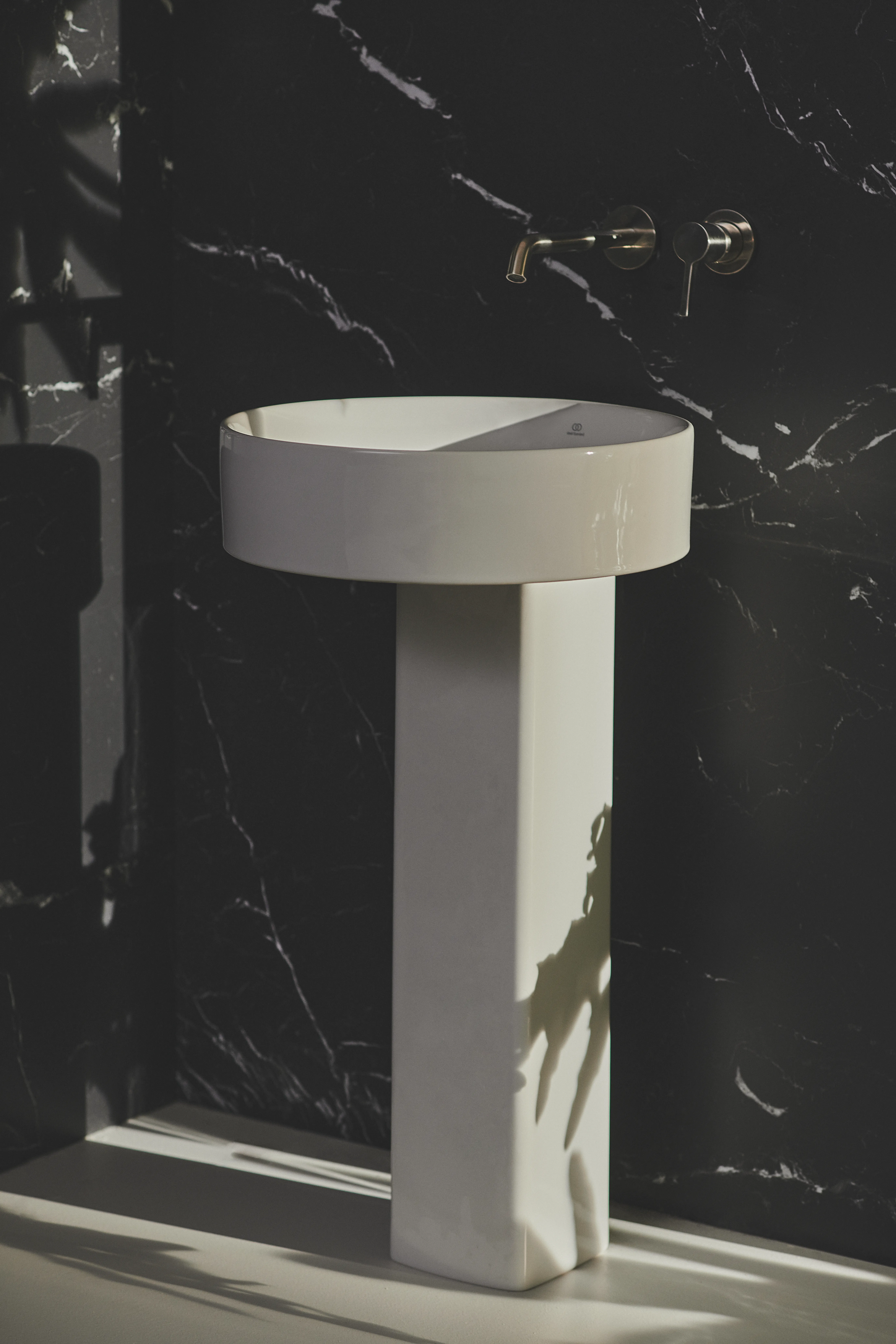 Halbsäule „Conca“ 18,5 × 75,5 × 17 cm in Weiß Halbsäule „Conca“ 18,5 × 75,5 × 17 cm in Weiß