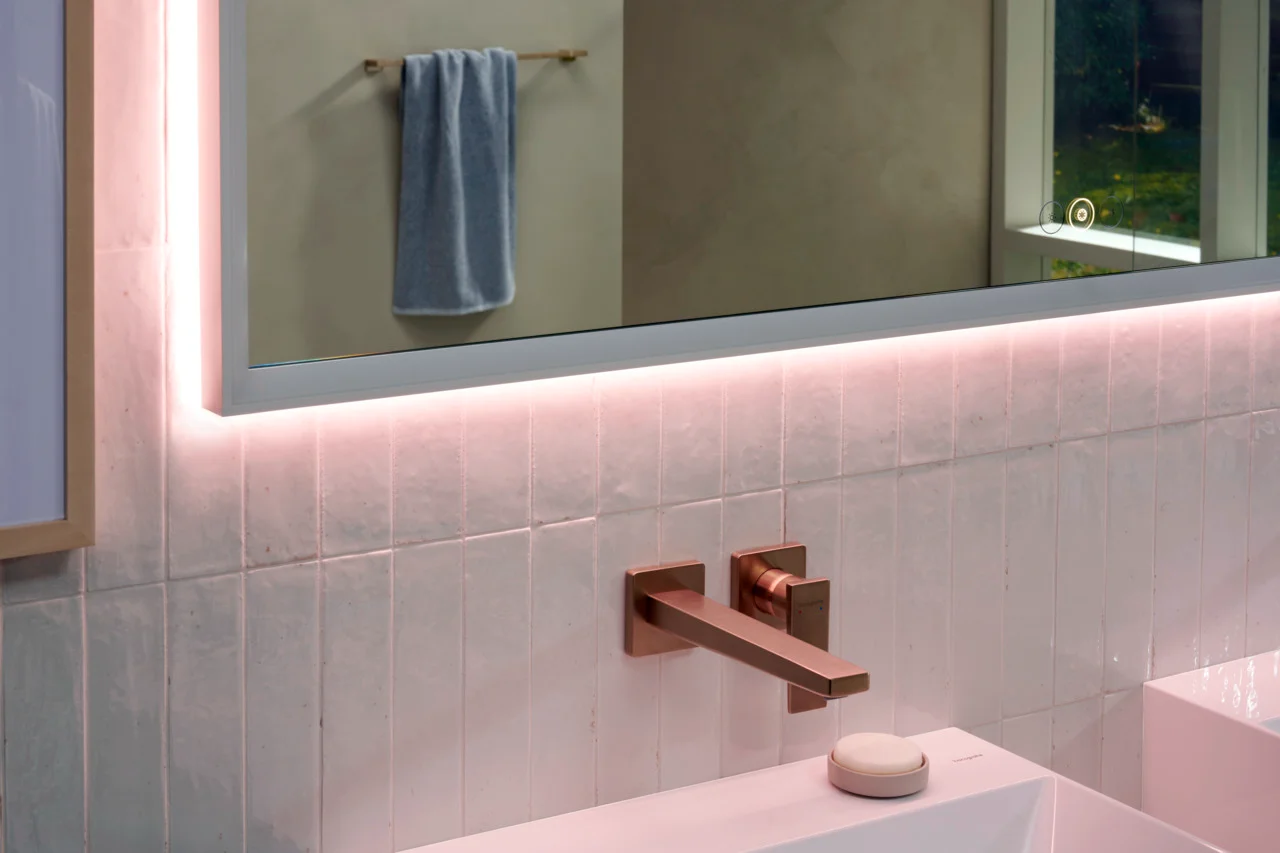 Hansgrohe Xarita E Spiegel 1600/700/50 mm mit LED-Beleuchtung, kapazitivem Berührungssensor und AntiFog-Funktion in Mattweiß