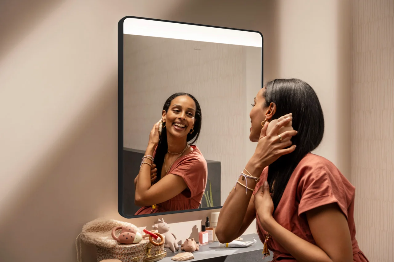 Hansgrohe Xarita Lite Q Spiegel mit horizontaler LED-Beleuchtung, Mattschwarz, Maße 600x700x30 mm Hansgrohe Xarita Lite Q Spiegel mit horizontaler LED-Beleuchtung, Mattschwarz, Maße 600x700x30 mm