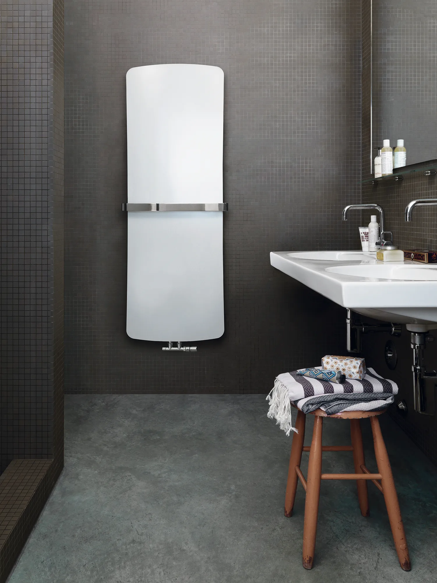Zehnder Design-Heizkörper „Folio Belt“ für Warmwasser-Zentralheizung mit 50 mm-Mittelanschluss 64 × 179,6 cm in Verkehrsweiß (RAL 9016, glänzend) Zehnder Design-Heizkörper „Folio Belt“ für Warmwasser-Zentralheizung mit 50 mm-Mittelanschluss 64 × 179,6 cm in Verkehrsweiß (RAL 9016, glänzend)