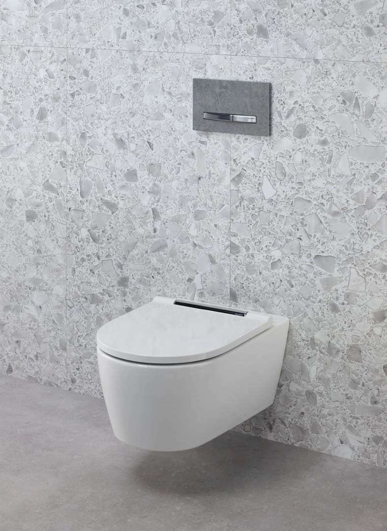 Geberit ONE Set Wand-WC Tiefspüler, geschlossene Form, TurboFlush, mit WC-Sitz – weiß / KeraTect, hochglanz-verchromt Geberit ONE Set Wand-WC Tiefspüler, geschlossene Form, TurboFlush, mit WC-Sitz – weiß / KeraTect, hochglanz-verchromt
