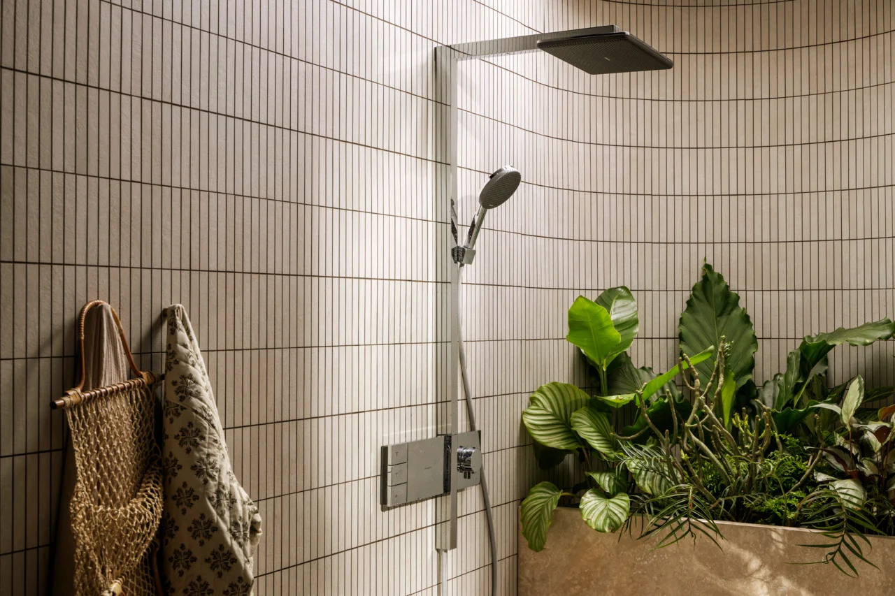 Hansgrohe Raindance Alive Q Showerpipe 210/340 2jet EcoSmart Thermostat Chrom, Aufputzinstallation, 8 l/min Durchfluss, 1,9 bar Mindestfließdruck