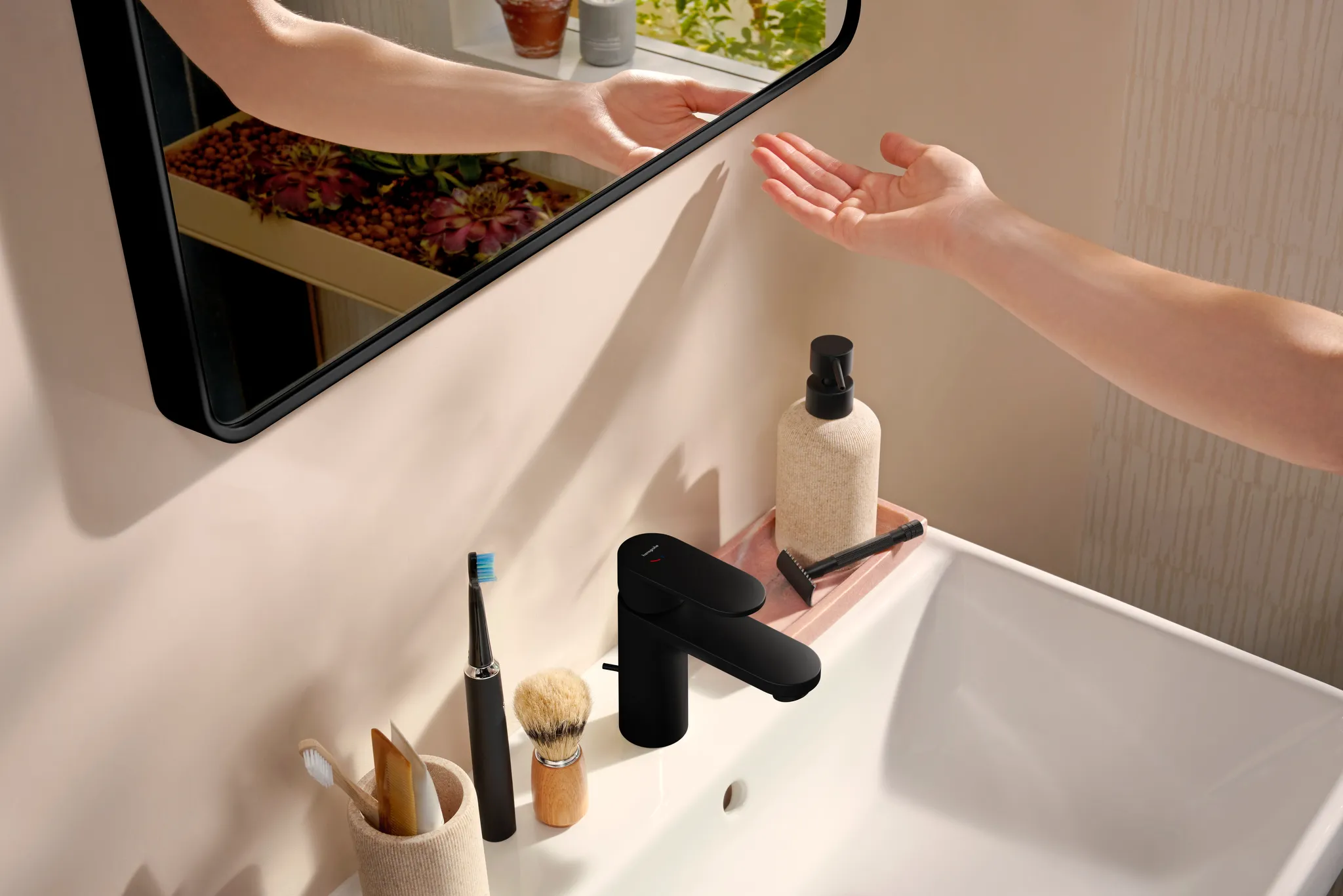 Hansgrohe Spiegel „Xarita Lite Q“ in Mattschwarz