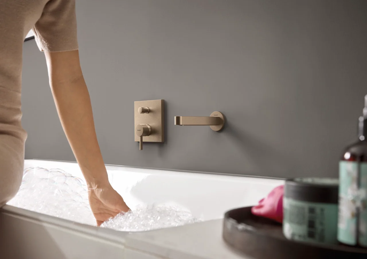 Hansgrohe Finoris Wanneneinlauf BBR, Brushed Bronze, Ausladung 174 mm, Wandmontage, max. Durchfluss 20,3 l/min bei 3 bar Hansgrohe Finoris Wanneneinlauf BBR, Brushed Bronze, Ausladung 174 mm, Wandmontage, max. Durchfluss 20,3 l/min bei 3 bar