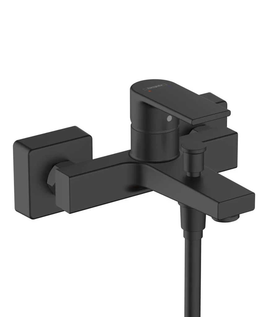 Hansgrohe Vernis Shape Einhebel-Wannenmischer Aufputz mattschwarz, Ausladung 166 mm, Stichmaß 150 ± 12 mm, Keramikmischsystem mit einstellbarer Temperaturbegrenzung und automatischem Umsteller