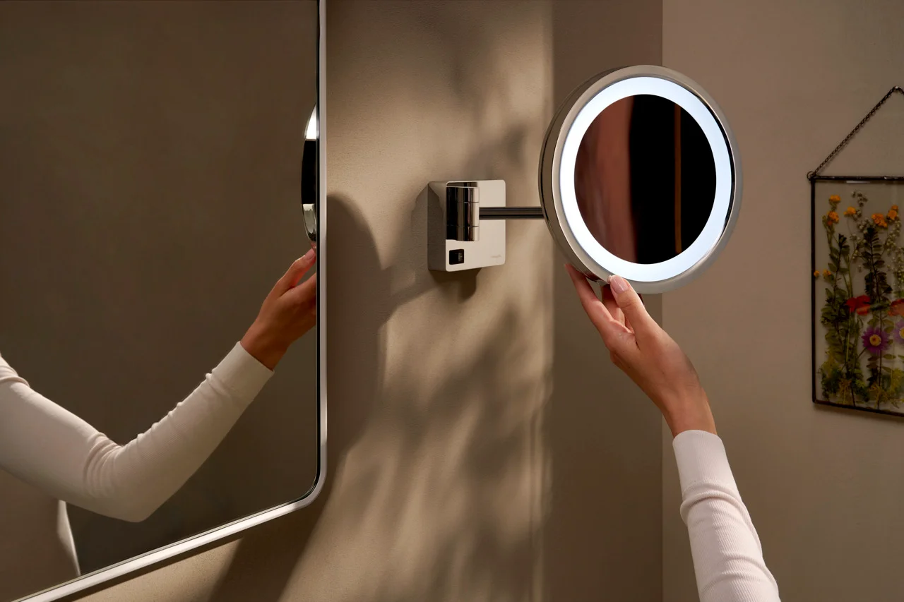 Hansgrohe AddStoris Rasierspiegel mit LED-Licht, Chrom, neigbar und schwenkbar, 3-fach Vergrößerung, Wandmontage