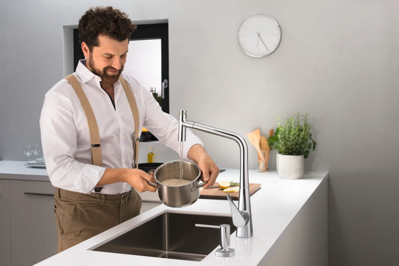 Hansgrohe Spülmittelspender A71 chrom, Ausladung 91 mm, Metall, korrosionsbeständiges Auslaufrohr, Flascheninhalt 500 ml, Dosiermenge 2 ml, für Einbau in Arbeitsplatten bis 55 mm, einfache Montage ohne Werkzeug