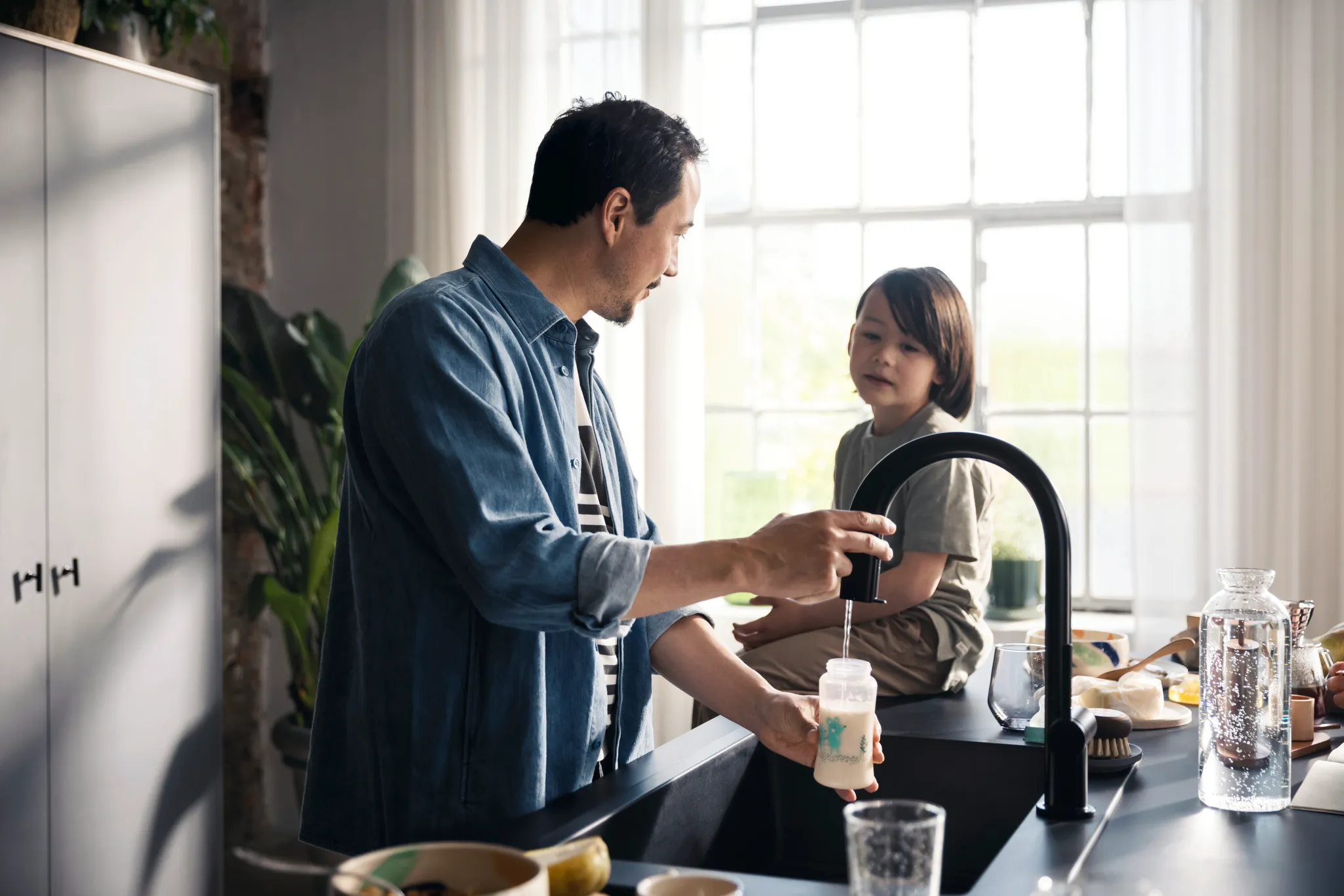 Hansgrohe Aqittura M91 SodaSystem 210 Mischer, Ausziehauslauf, 1jet, sBox, Starter Set, Mattschwarz Hansgrohe Aqittura M91 SodaSystem 210 Mischer, Ausziehauslauf, 1jet, sBox, Starter Set, Mattschwarz