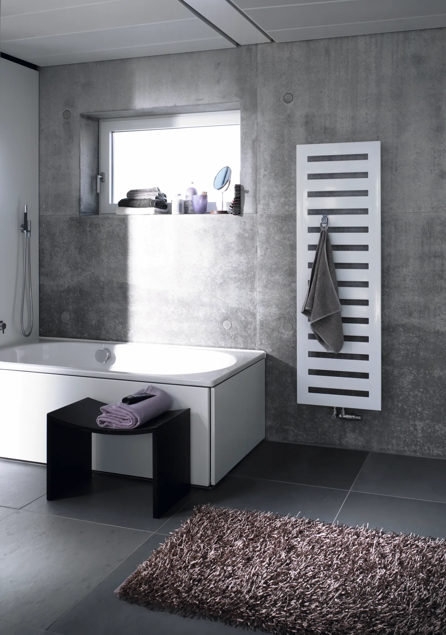 Zehnder Design-Heizkörper „Metropolitan Bar“ für Warmwasser-Zentralheizung mit 50 mm-Mittelanschluss 40 × 154 cm in White Quartz