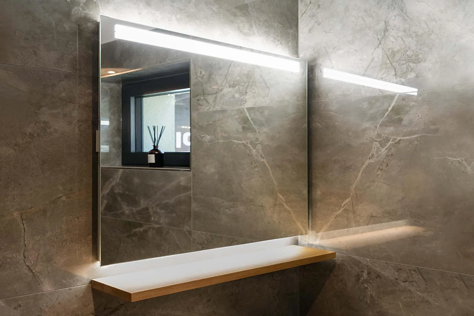 Schneider ARANGA LED Lichtspiegel ARA/SP 140/LED/SH – 1415 x 700 x 48 mm, weiß Schneider ARANGA LED Lichtspiegel ARA/SP 140/LED/SH – 1415 x 700 x 48 mm, weiß