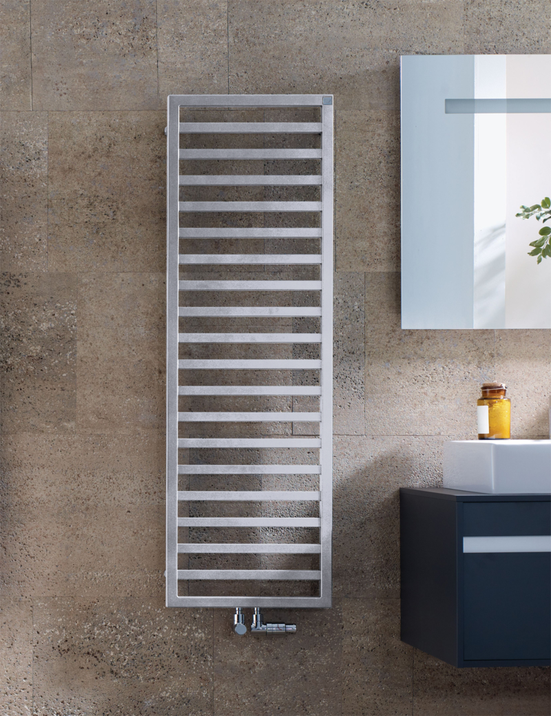 Zehnder Design-Heizkörper „Quaro“ für Warmwasser-Zentralheizung oder gemischten Betrieb mit 50 mm-Mittelanschluss 30 × 183,5 cm in Light Jeans Zehnder Design-Heizkörper „Quaro“ für Warmwasser-Zentralheizung oder gemischten Betrieb mit 50 mm-Mittelanschluss 30 × 183,5 cm in Light Jeans
