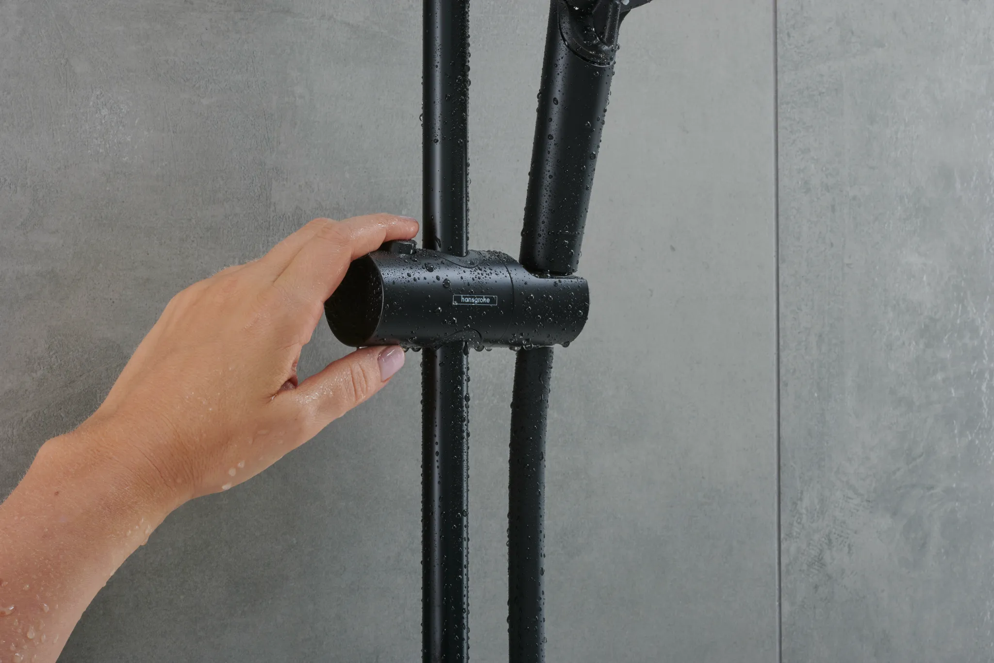 Hansgrohe Vernis Shape Showerpipe 240 1jet mit Wannenthermostat, mattschwarz, 240 x 240 mm Brausekopfgröße, Aufputzinstallation Hansgrohe Vernis Shape Showerpipe 240 1jet mit Wannenthermostat, mattschwarz, 240 x 240 mm Brausekopfgröße, Aufputzinstallation