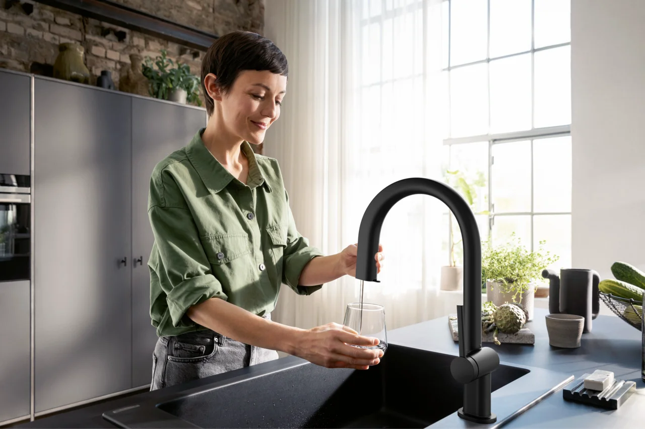 Hansgrohe Aqittura M91 SodaSystem 210 Auszieharm mit Laminarstrahl, Mattschwarz, Hahnlochbohrung 35 mm, max. Auszugslänge 76 cm