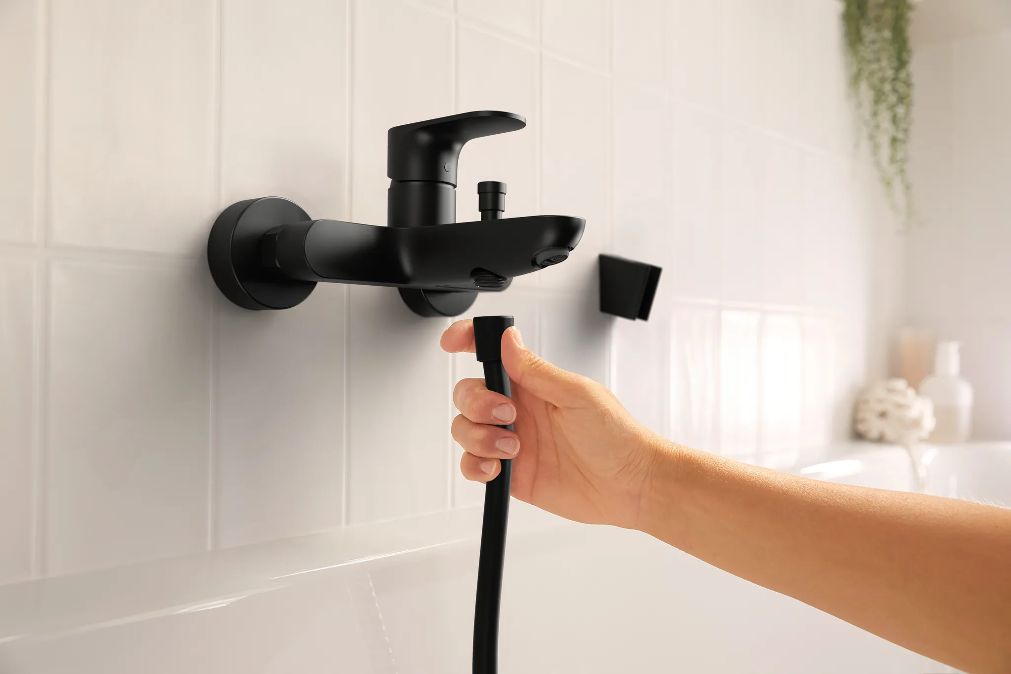 Hansgrohe Rebris S Einhebel-Wannenmischer Aufputz, Mattschwarz, Ausladung 173 mm, DN15, Keramikmischsystem