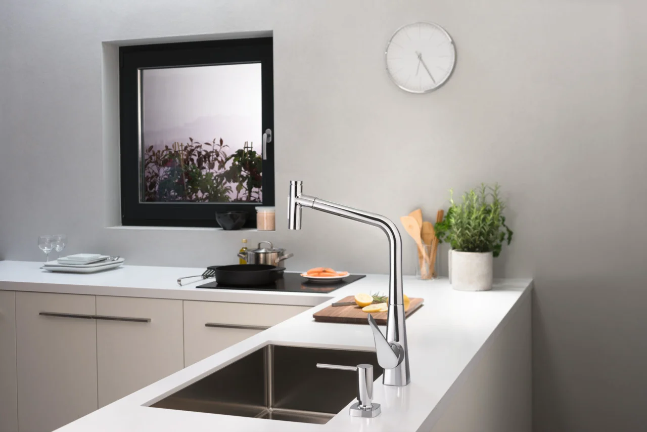 Hansgrohe Spülmittelspender A71 chrom, Ausladung 91 mm, Metall, korrosionsbeständiges Auslaufrohr, Flascheninhalt 500 ml, Dosiermenge 2 ml, für Einbau in Arbeitsplatten bis 55 mm, einfache Montage ohne Werkzeug
