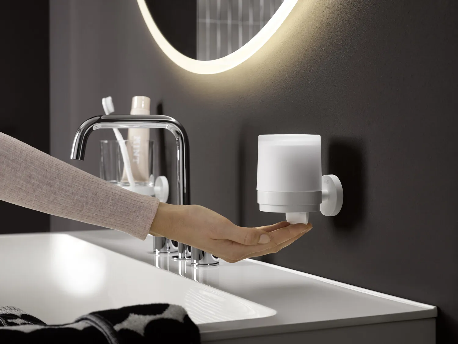 Starter-Set round, schwarz Papierhalter, Bürstengarnitur, Doppelhaken Starter-Set round, schwarz Papierhalter, Bürstengarnitur, Doppelhaken