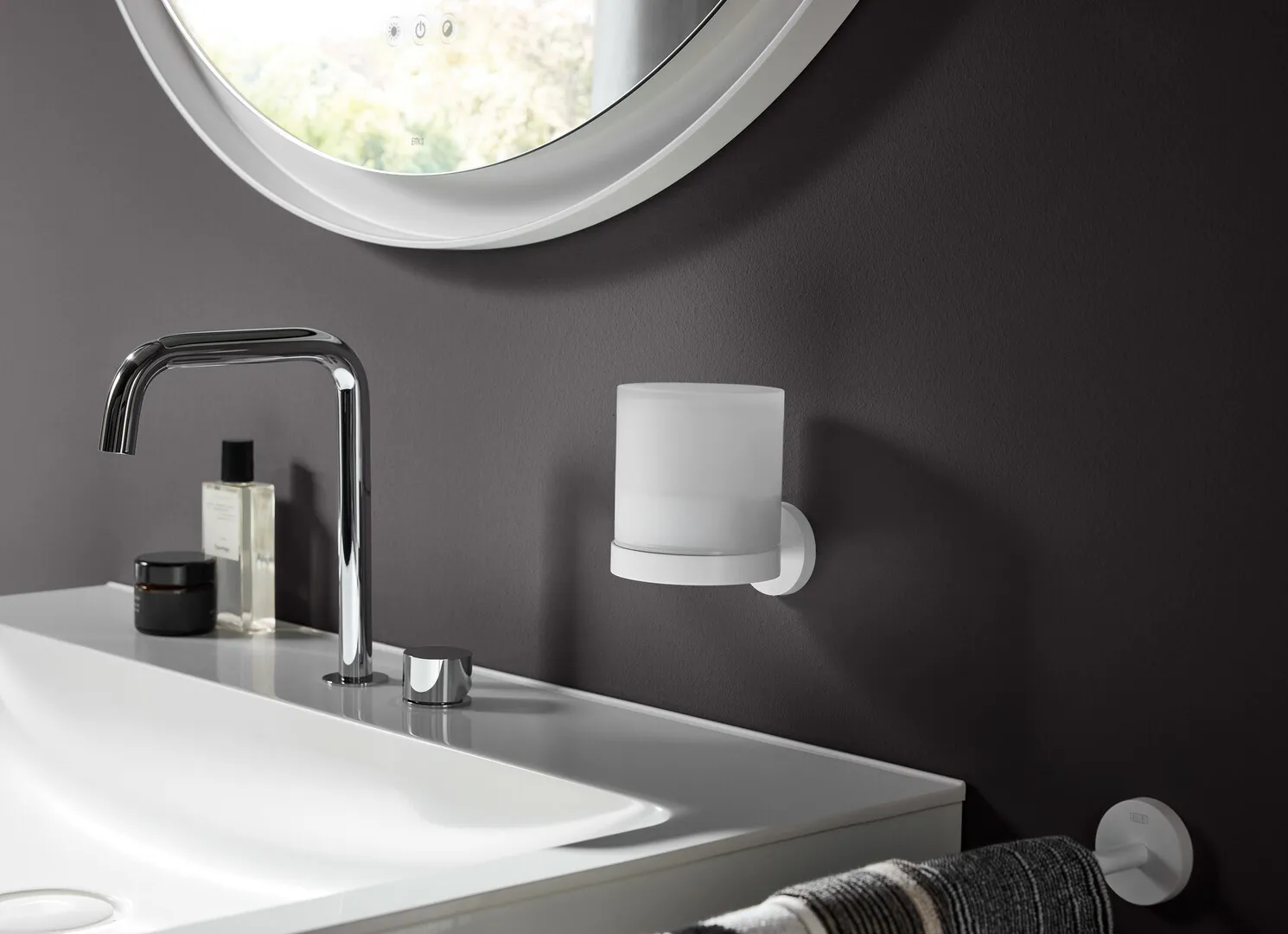 emco Seifenspender „round“, Befestigung verdeckt emco Seifenspender „round“, Befestigung verdeckt