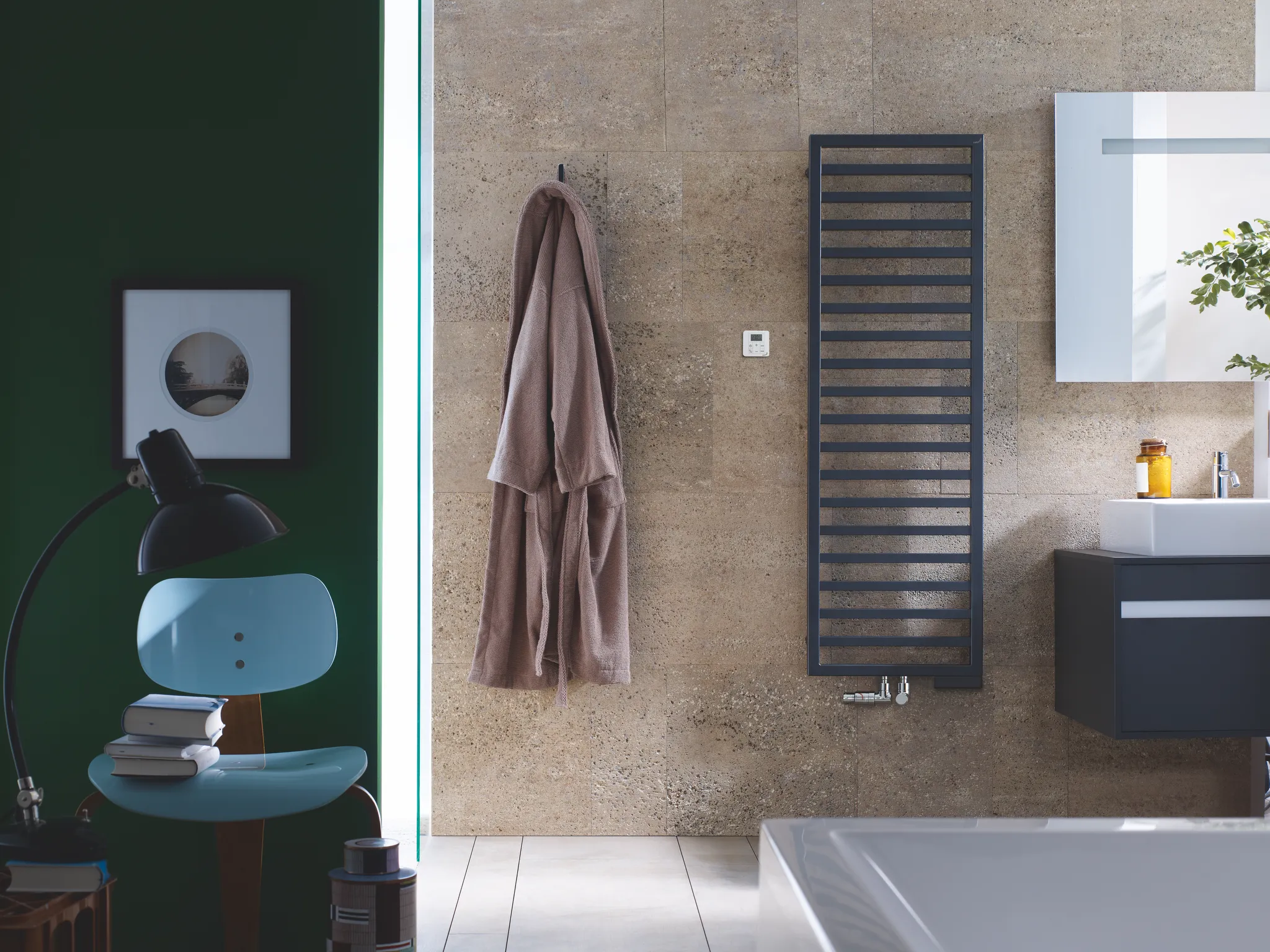 Zehnder Design-Hybridheizkörper „Quaro“ für gemischten Betrieb mit eingebautem Heizstab und 50 mm-Mittelanschluss 45 × 183,5 cm in Gentian Blue (RAL 5010) Zehnder Design-Hybridheizkörper „Quaro“ für gemischten Betrieb mit eingebautem Heizstab und 50 mm-Mittelanschluss 45 × 183,5 cm in Gentian Blue (RAL 5010)