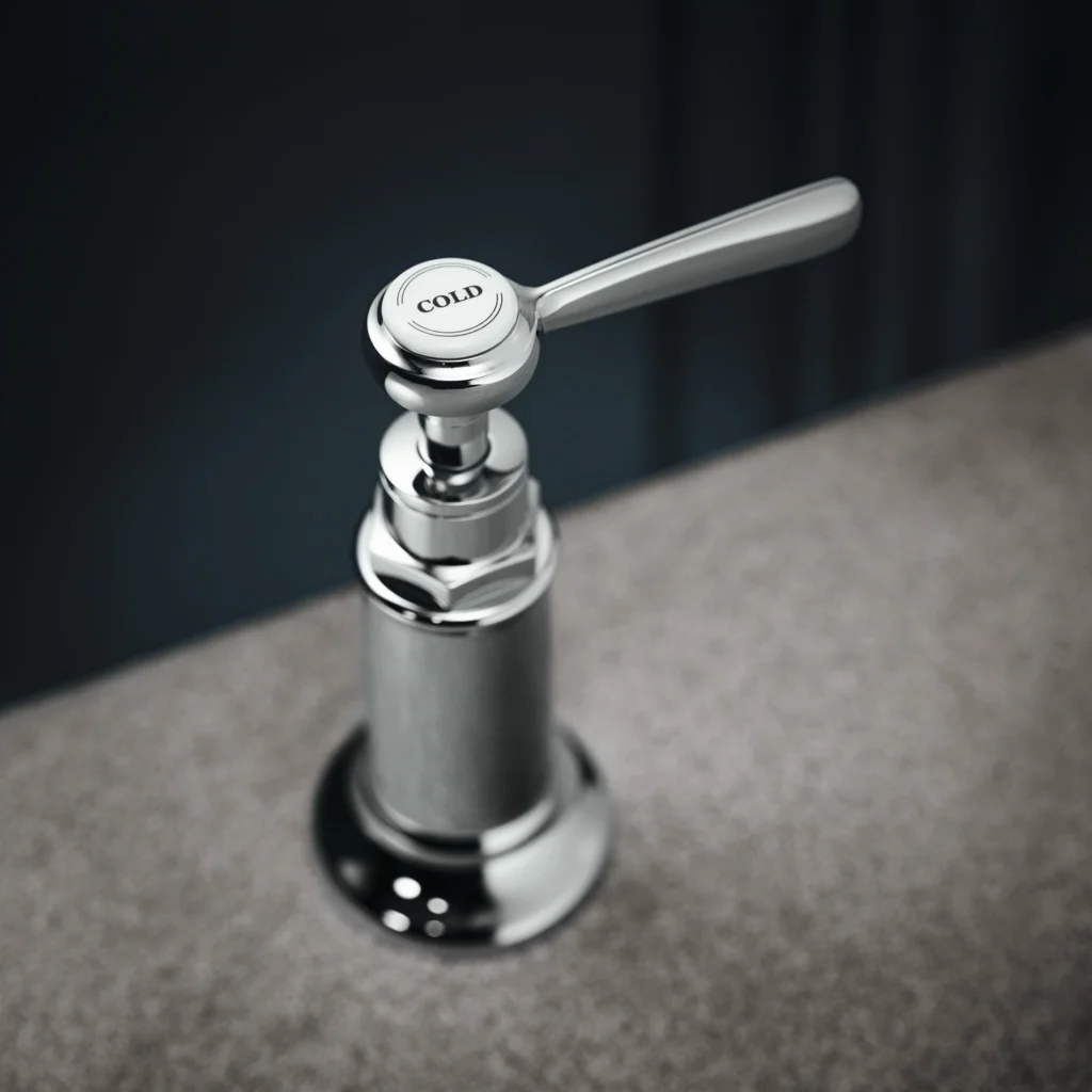 Hansgrohe AXOR Montreux 3-Loch Waschtischarmatur mit Hebelgriff in Chrom, Ausladung 143 mm, Auslaufhöhe 30 mm