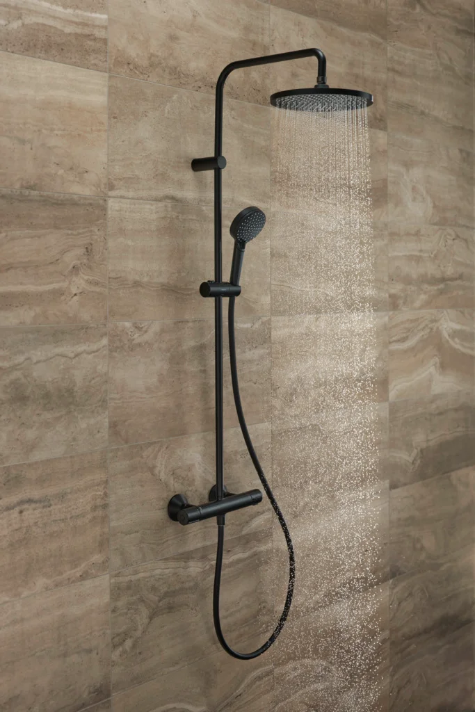 Hansgrohe Vernis Blend Showerpipe 240 1jet mit Thermostat, mattschwarz, 240 mm Brausekopfgröße, 426 mm Brausearmlänge, Aufputzinstallation