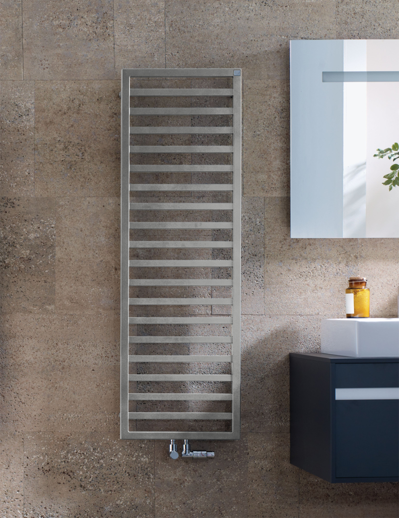 Zehnder Design-Elektroheizkörper „Quaro“ 45 × 140,3 cm in Telegrey 2 (RAL 7046)