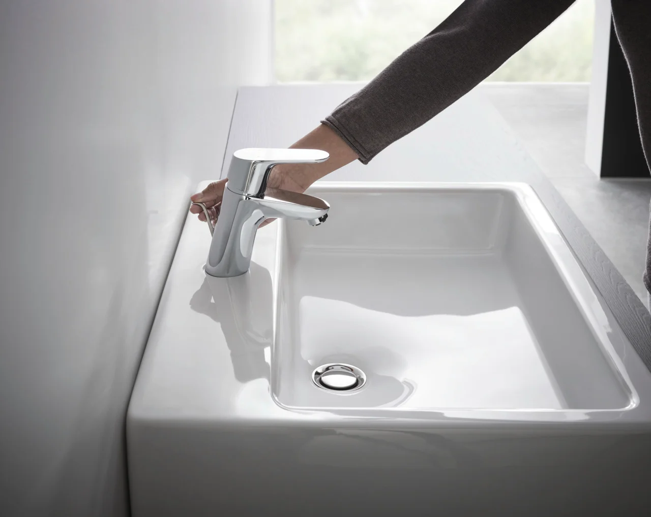 Hansgrohe Waschtischmischer Focus 70, drucklos chrom, Einhebel-Waschtischmischer mit Zugstangen-Ablaufgarnitur, Ausladung 101 mm, Auslaufhöhe 53 mm