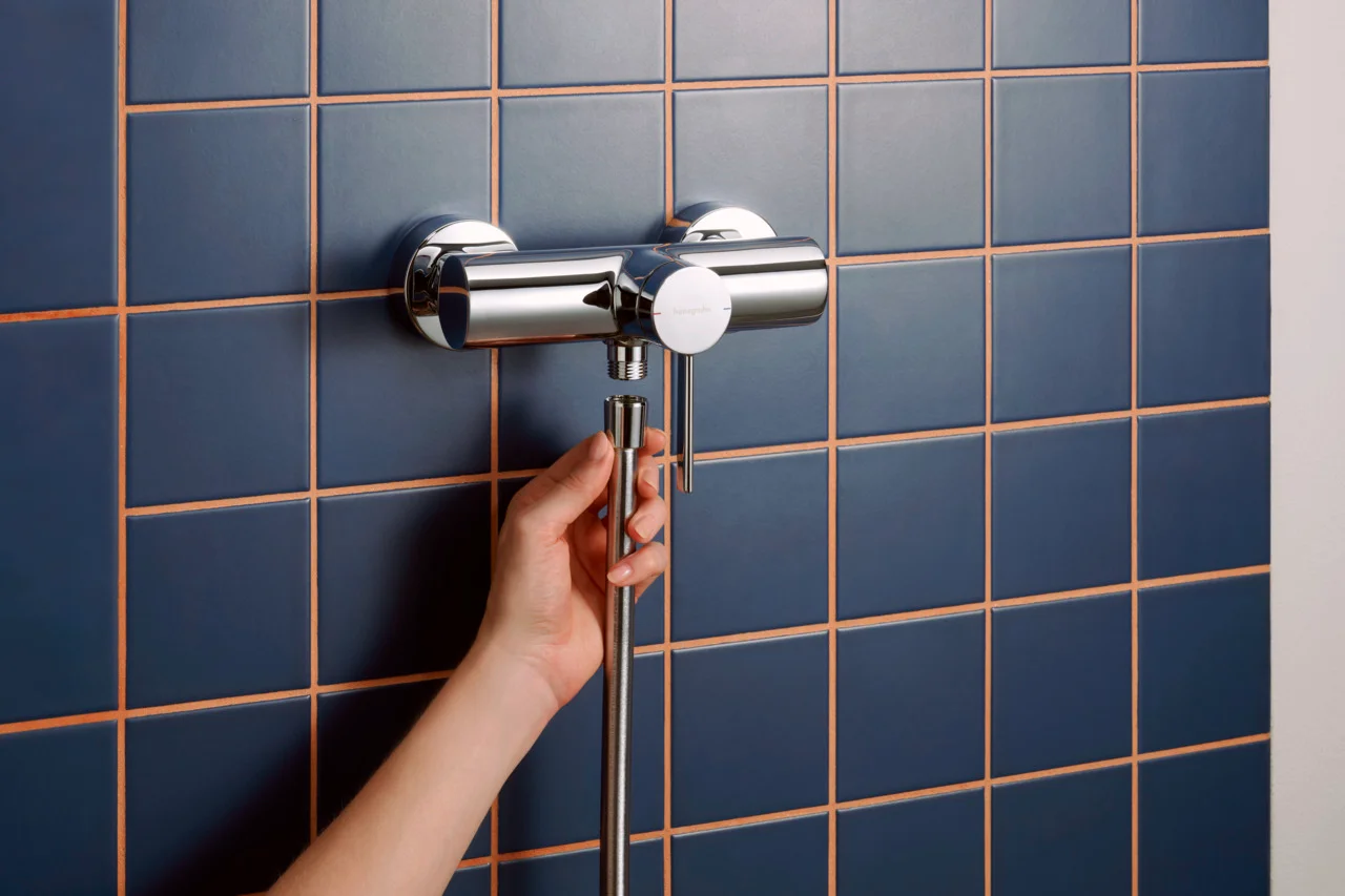Hansgrohe Zesis S Einhebel-Brausemischer Aufputz, Chrom, Stichmaß 150 ± 12 mm, max. Durchflussmenge 12 l/min bei 3 bar, Keramikmischsystem, einstellbare Temperaturbegrenzung, Rückflussverhinderer, Schalldämpfer, Anschluss DN15, Betriebsdruck 1–10 bar