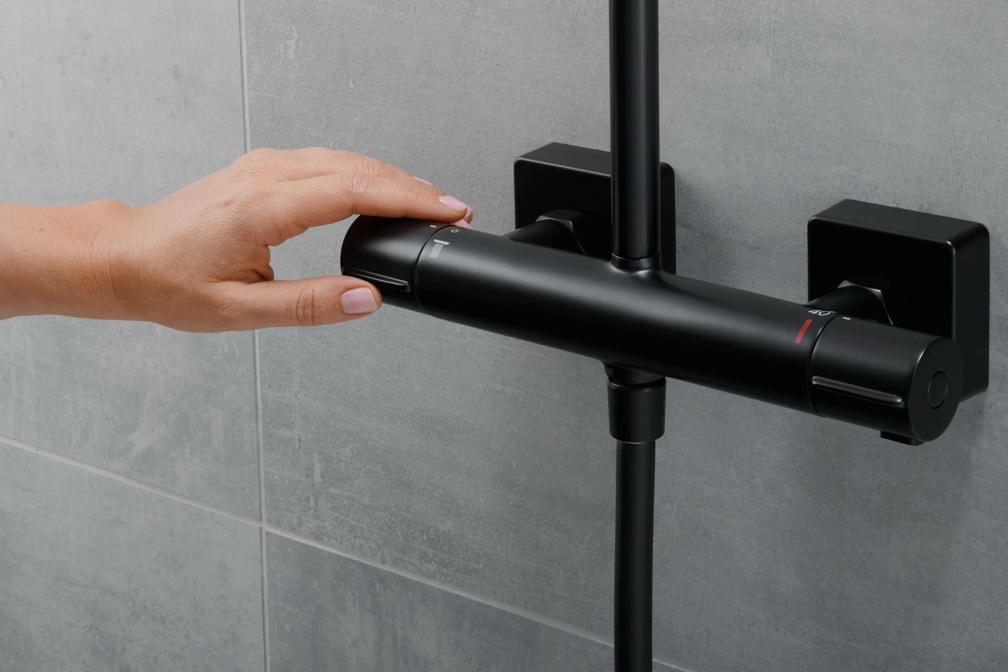 Hansgrohe Vernis Shape Showerpipe 240 1jet mit Thermostat, mattschwarz, 240 x 240 mm, Aufputzinstallation