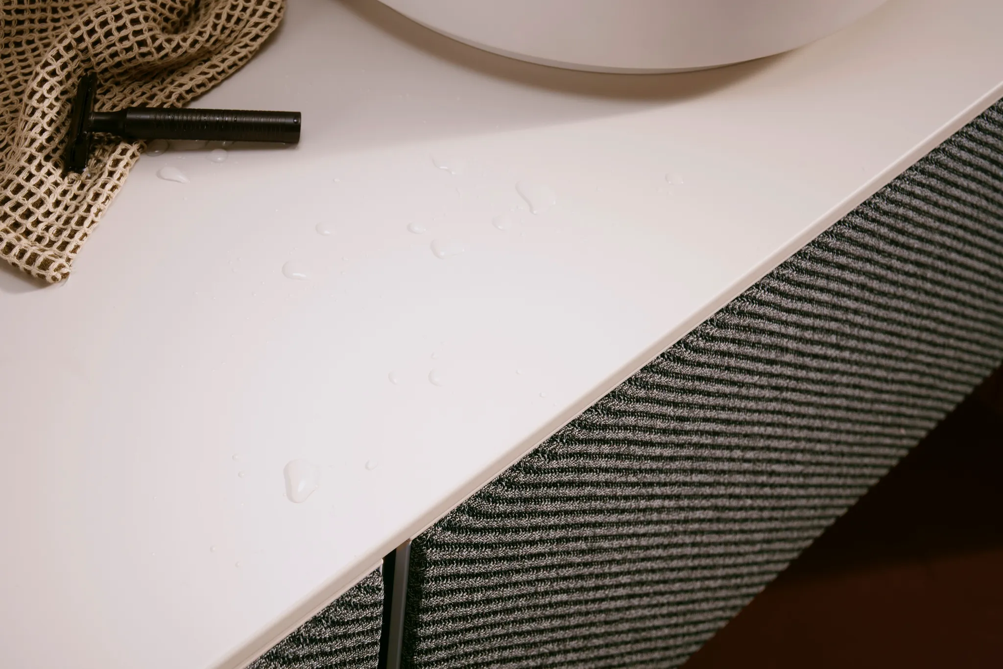 Hansgrohe Xevolos E Konsole Sandbeige Matt, 1370x550 mm, 10 mm stark, mit Ausschnitt rechts für Aufsatzwaschtisch ohne Hahnloch