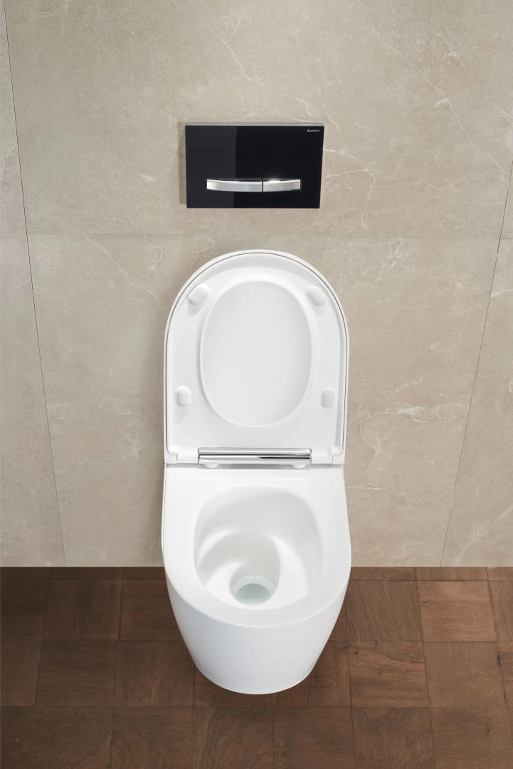 Geberit ONE Set Wand-WC Tiefspüler, geschlossene Form, TurboFlush, mit WC-Sitz – weiß / KeraTect, hochglanz-verchromt Geberit ONE Set Wand-WC Tiefspüler, geschlossene Form, TurboFlush, mit WC-Sitz – weiß / KeraTect, hochglanz-verchromt