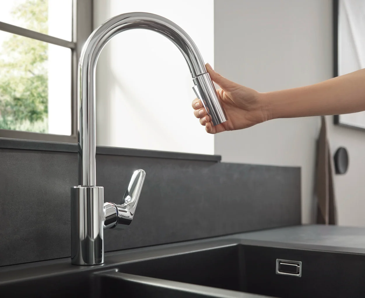 Hansgrohe Focus M41 Eco Einhebel-Küchenmischer mit Ausziehbrause 2jet in Chrom, ComfortZone 240, Schwenkbereich einstellbar auf 110° oder 150°, Laminarstrahl und Brausestrahl arretierbar, MagFit magnetische Brausehalterung, Quick-Connect Schlauch, max. D