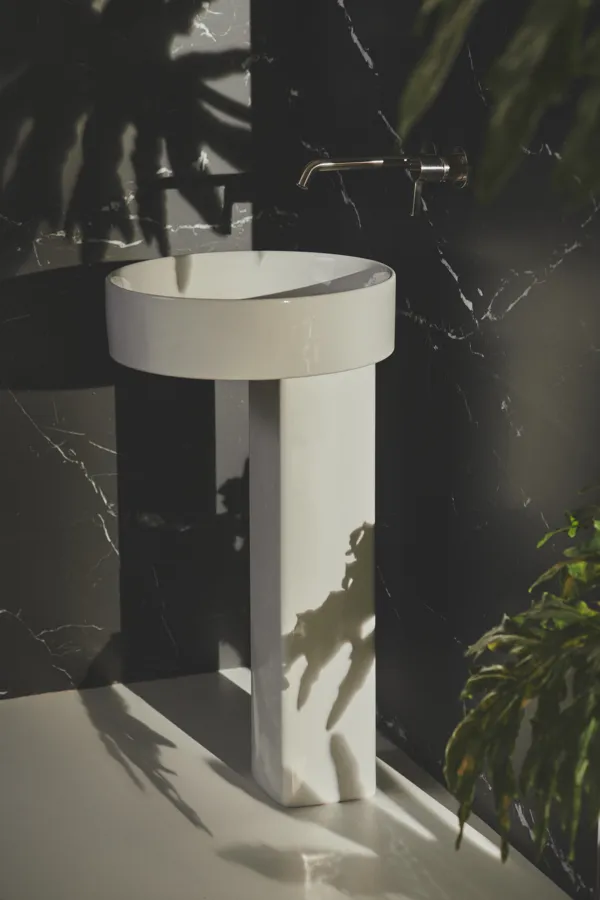 Halbsäule „Conca“ 18,5 × 75,5 × 17 cm in Weiß Halbsäule „Conca“ 18,5 × 75,5 × 17 cm in Weiß