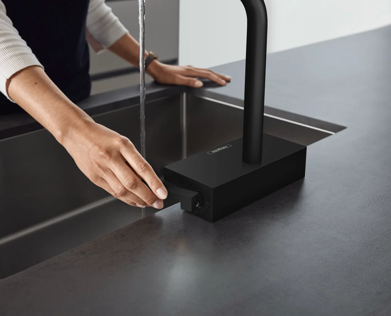 Hansgrohe Aquno Select M81 Einhebel-Küchenmischer 250, Ausziehauslauf, 2-Jet, mattschwarz Hansgrohe Aquno Select M81 Einhebel-Küchenmischer 250, Ausziehauslauf, 2-Jet, mattschwarz