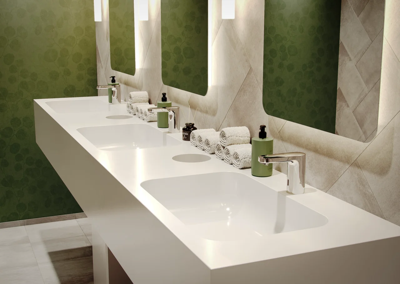 Hansgrohe Vernis Blend Elektronik-Waschtischmischer, Chrom, Ausladung 112 mm, Normalstrahl, schwenkbarer Strahlformer, Temperaturvoreinstellung, Batteriebetrieb