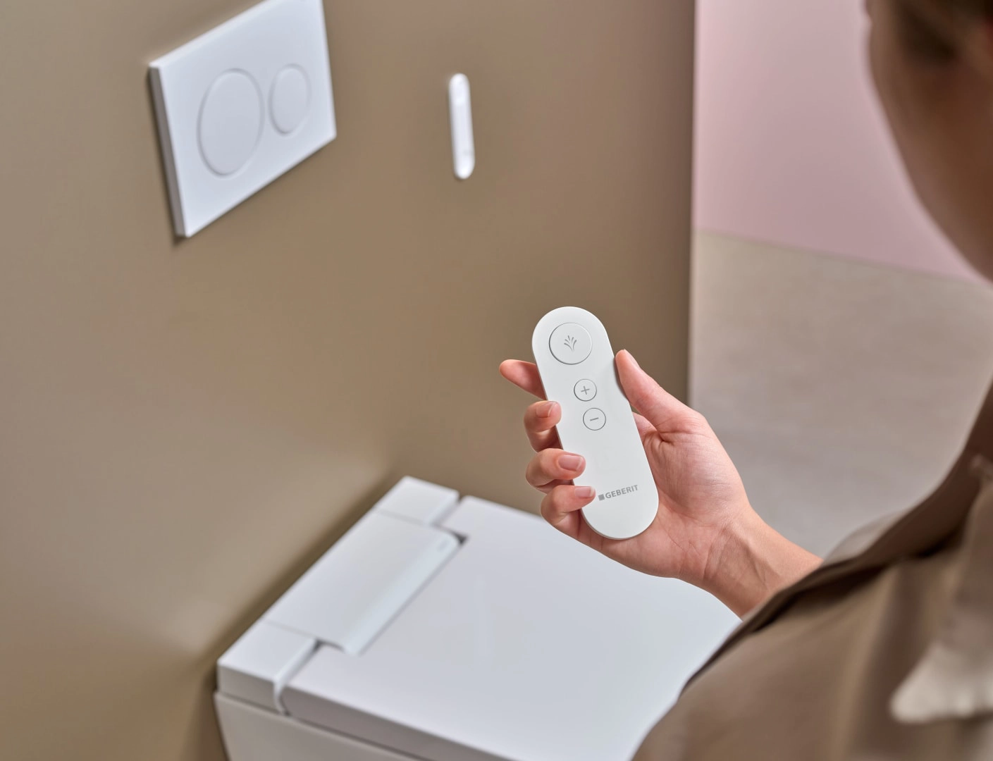 Geberit Wand-Dusch-WC Komplettanlage AquaClean „Alba“ 600 × 484 × 400 mm in weiß alpin, Befestigung sichtbar, ohne Spülrand
