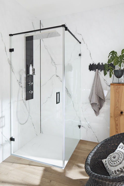 HSK rahmenlose Drehtür mit Seitenwand „Atelier Plan Pur“ Glas Klar hell, Scharniere Chromoptik (Alu Hochglanz poliert), Sondergröße HSK rahmenlose Drehtür mit Seitenwand „Atelier Plan Pur“ Glas Klar hell, Scharniere Chromoptik (Alu Hochglanz poliert), Sondergröße