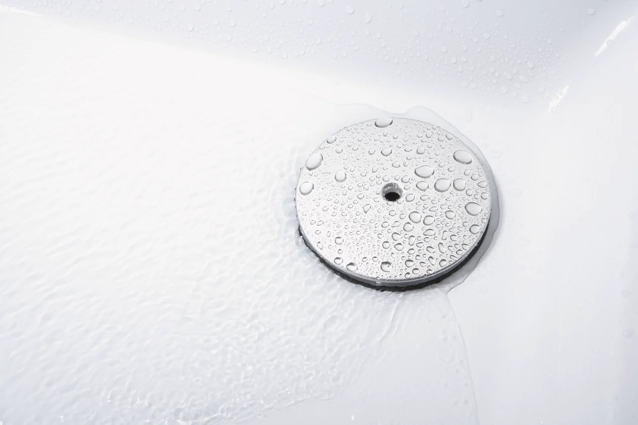 Hansgrohe Vernis Blend Showerpipe 240 1jet mit Thermostat, mattschwarz, 240 mm Brausekopfgröße, 426 mm Brausearmlänge, Aufputzinstallation