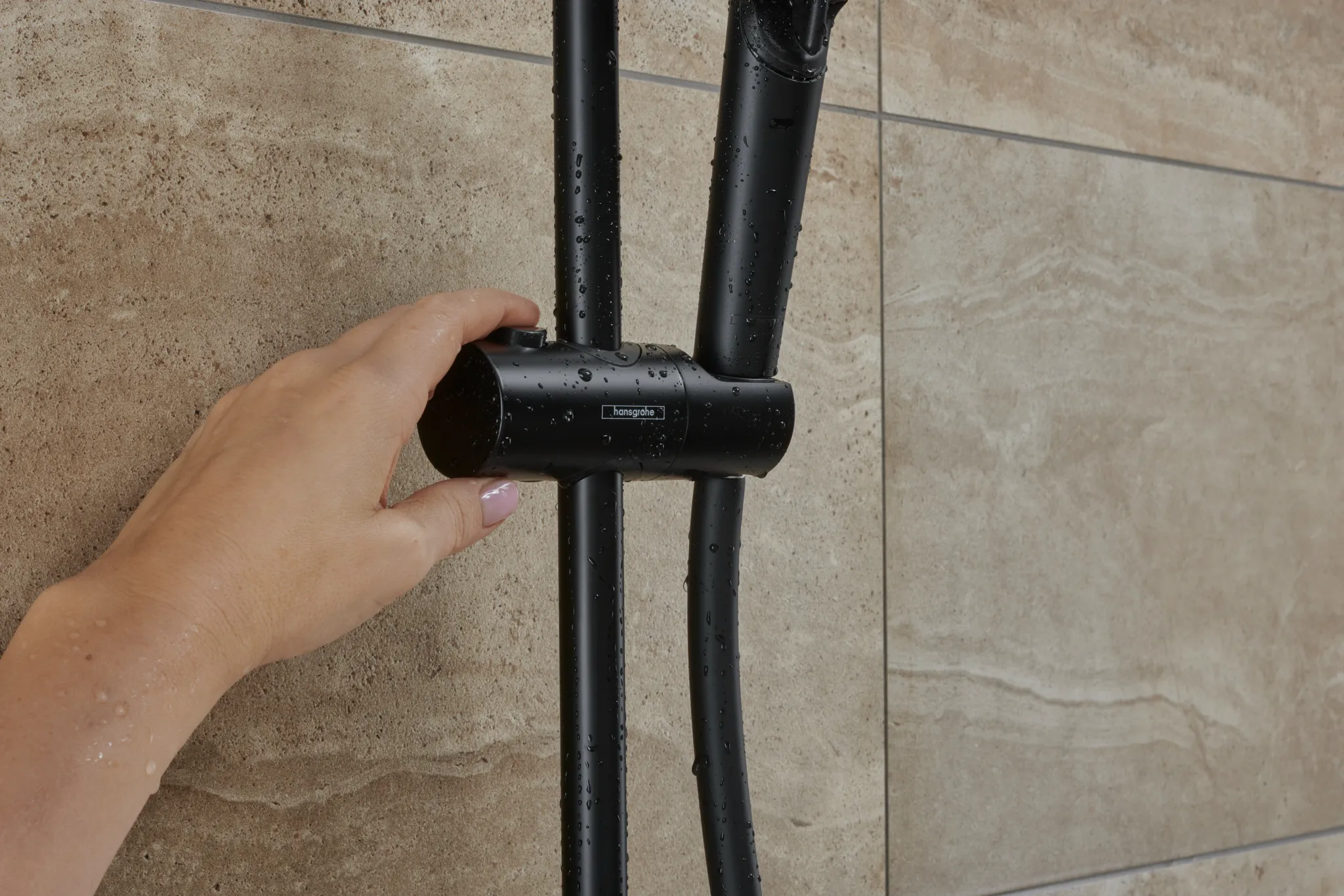 Hansgrohe Vernis Blend Showerpipe 240 1jet mit Thermostat, mattschwarz, 240 mm Brausekopfgröße, 426 mm Brausearmlänge, Aufputzinstallation