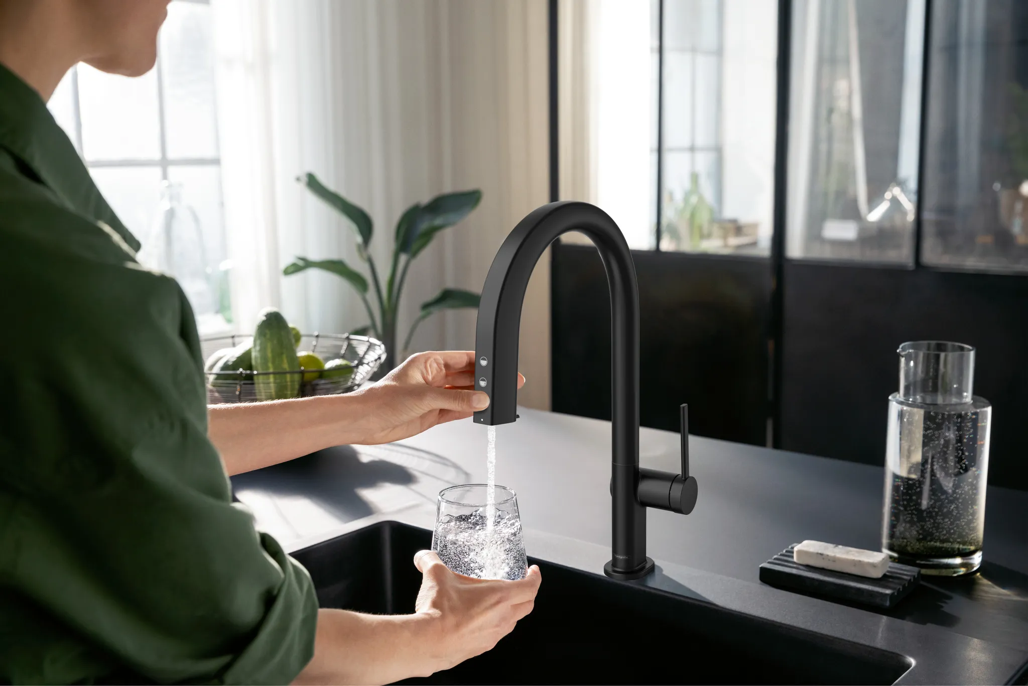 Hansgrohe Aqittura M91 SodaSystem 210 Mischer, Ausziehauslauf, 1jet, sBox, Starter Set, Mattschwarz Hansgrohe Aqittura M91 SodaSystem 210 Mischer, Ausziehauslauf, 1jet, sBox, Starter Set, Mattschwarz