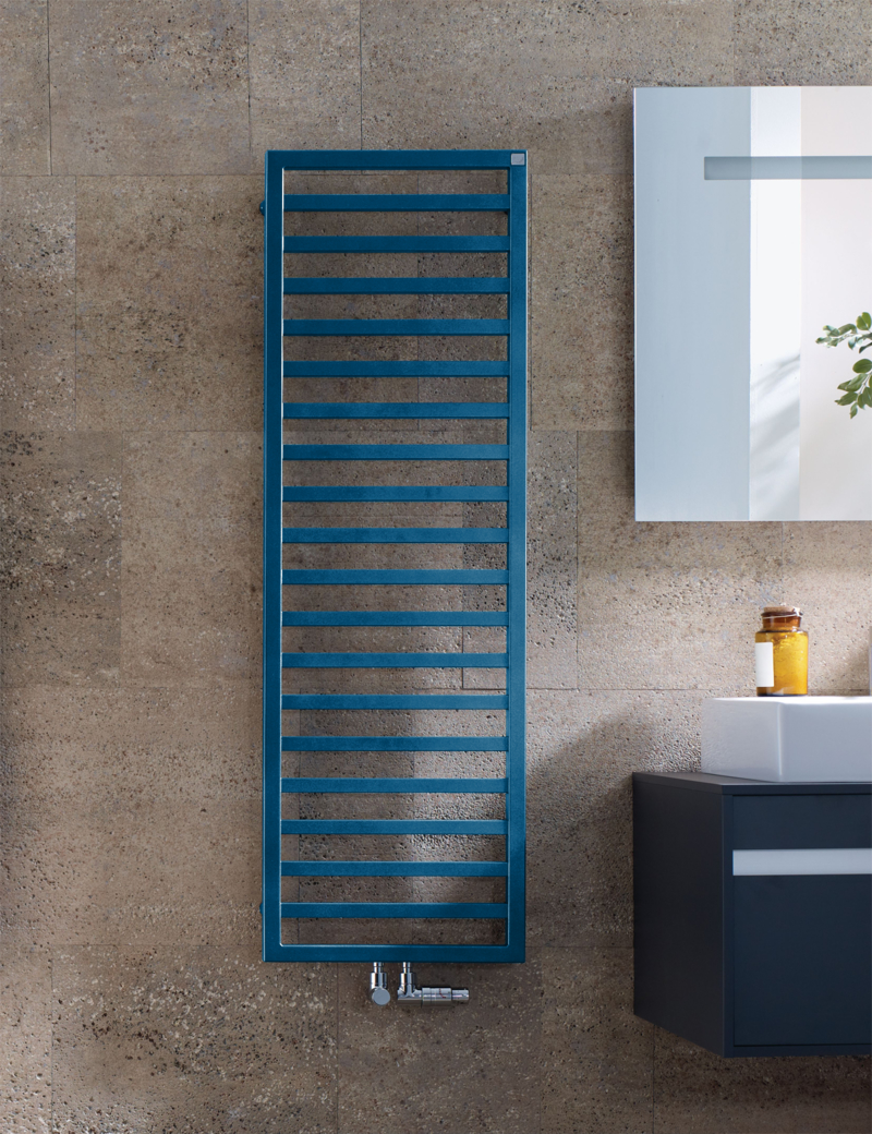 Zehnder Design-Elektroheizkörper „Quaro“ für gemischten Betrieb mit eingebautem Heizstab und 50 mm-Mittelanschluss 45 × 140,3 cm in Gentian Blue (RAL 5010)