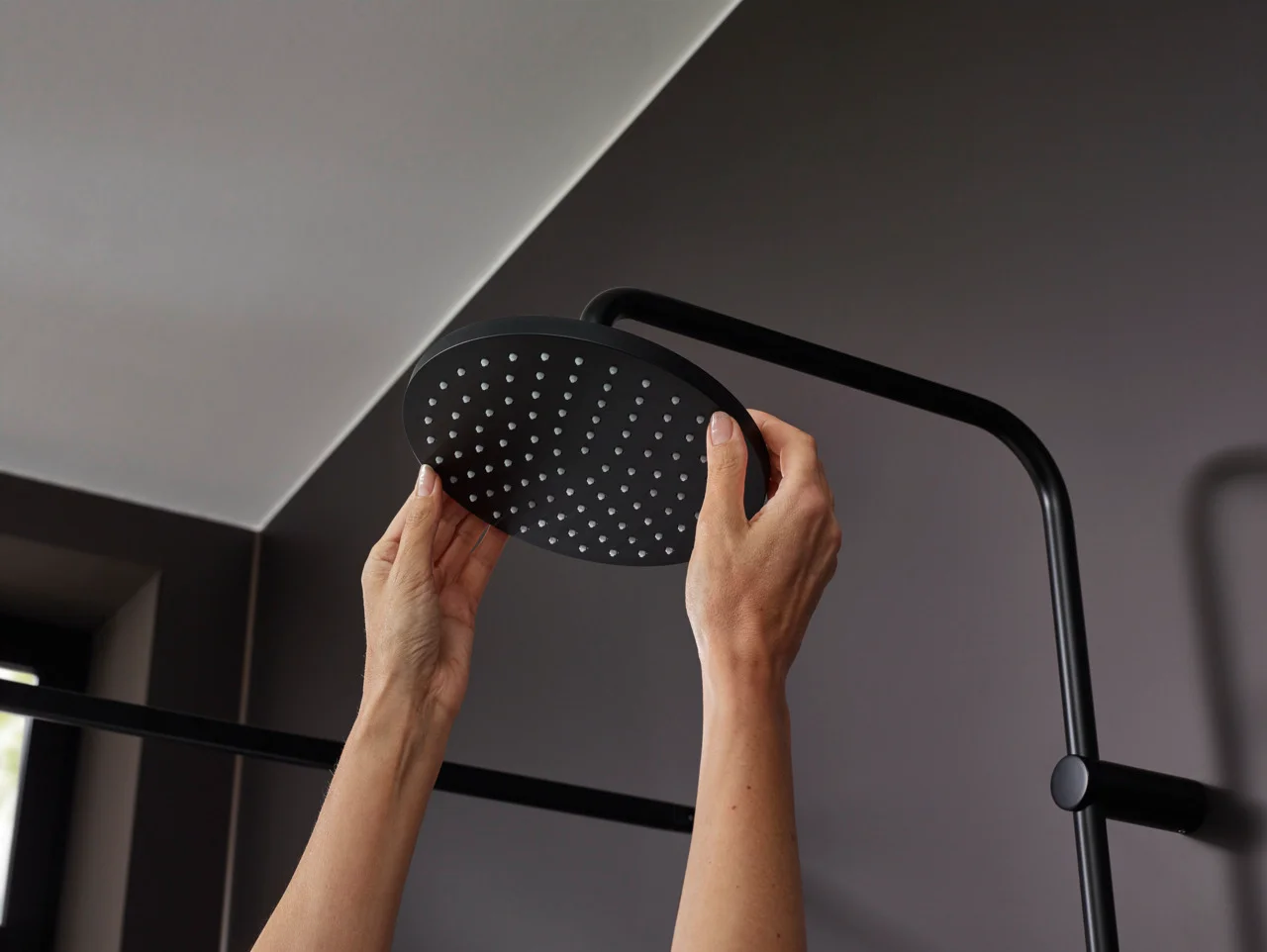 Hansgrohe Vernis Blend Showerpipe 200 1jet mattschwarz, Aufputzinstallation, Brausearmlänge 400 mm, Metaflex-Brauseschlauch 80 cm oder 160 cm