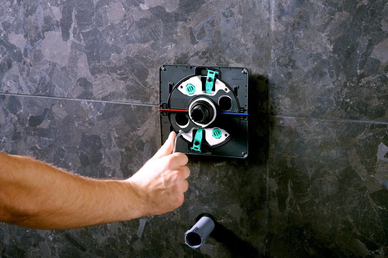 Hansgrohe iBox universal 2 Grundkörper - wärme- und schallisolierend, rotationssymmetrische Montage, einstellbarer Montagering in 5 mm Schritten, für alle neuen Brausen-, Wannen- und Thermostat-Fertigsets Unterputz (ShowerSelect Comfort, DuoTurn)
