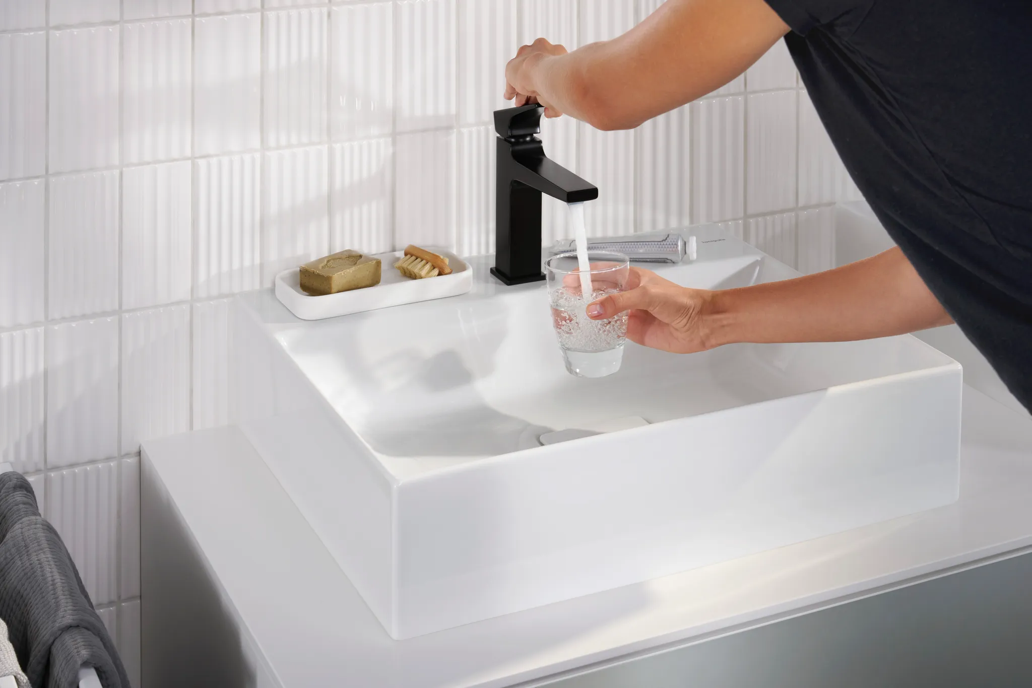 Hansgrohe Xevolos E Aufsatzwaschtisch geschliffen 600⁄480, SmartClean, Weiß Hansgrohe Xevolos E Aufsatzwaschtisch geschliffen 600⁄480, SmartClean, Weiß