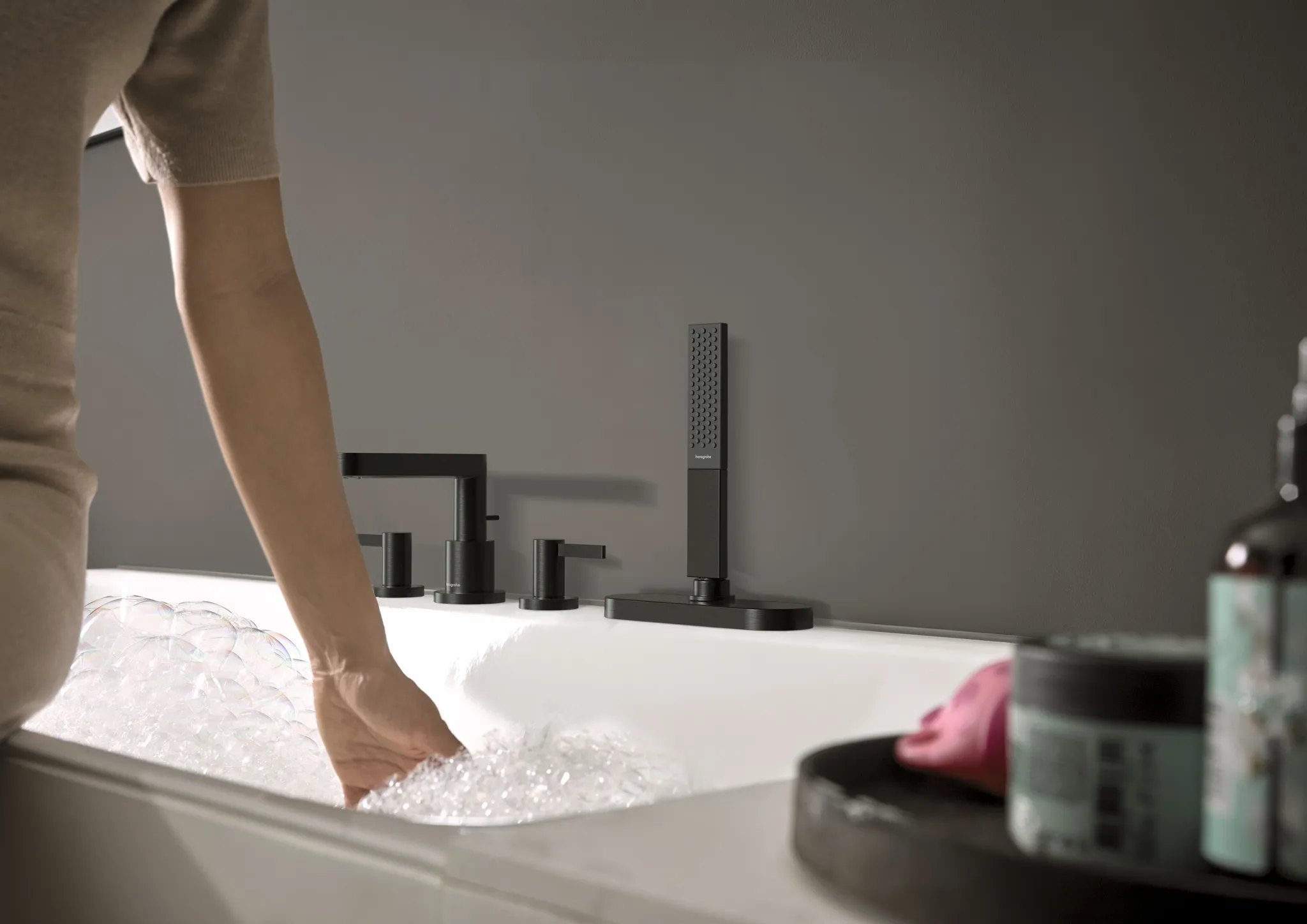 Hansgrohe Finoris 4-Loch Wannenrandarmatur Brushed Black Chrome, Ausladung 152 mm, PowderRain-Handbrause, max. Durchfluss 23,5 l/min
