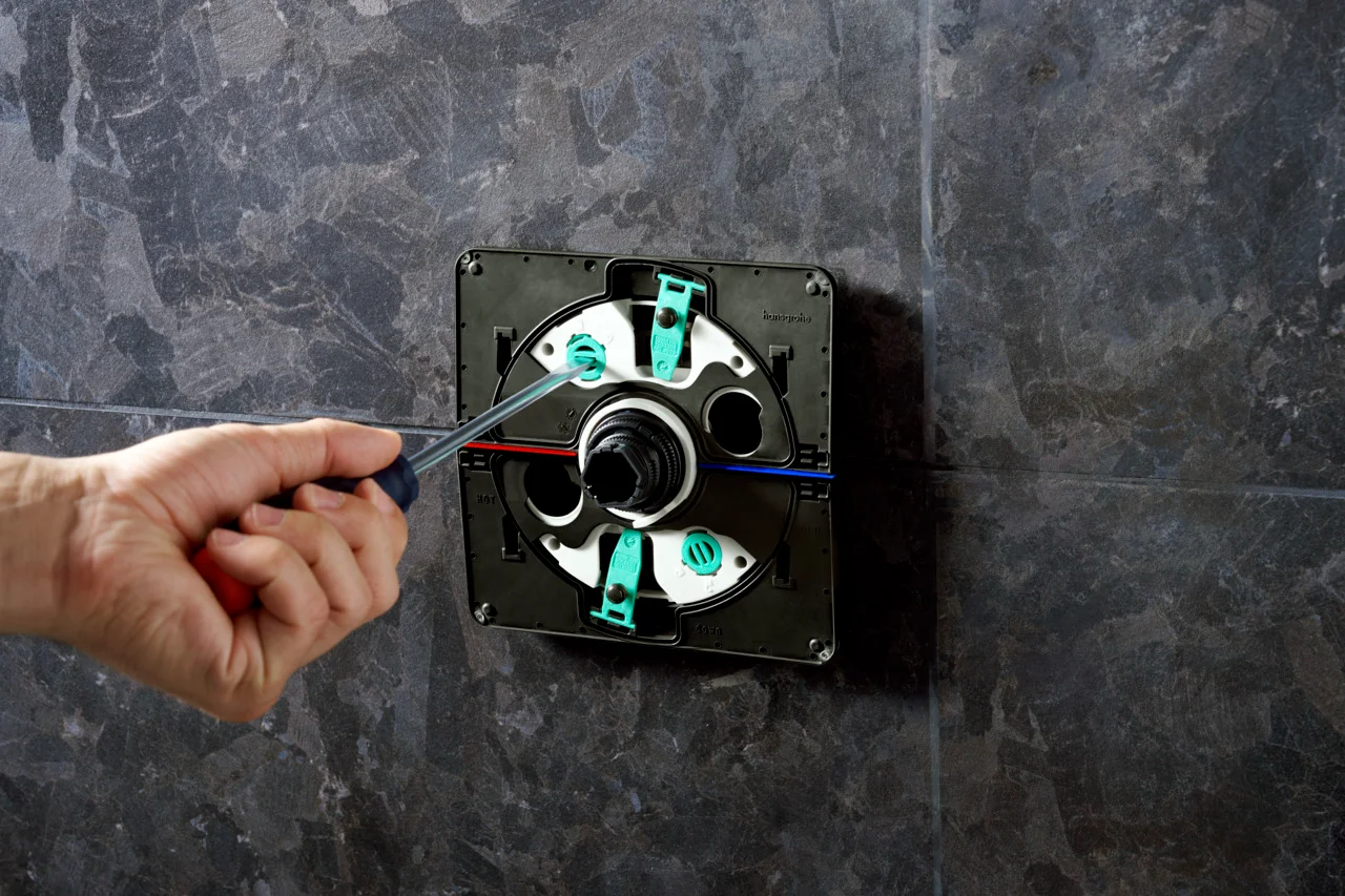 Hansgrohe iBox universal 2 Grundkörper - wärme- und schallisolierend, rotationssymmetrische Montage, einstellbarer Montagering in 5 mm Schritten, für alle neuen Brausen-, Wannen- und Thermostat-Fertigsets Unterputz (ShowerSelect Comfort, DuoTurn)