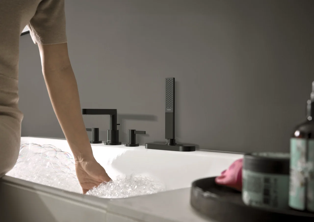 Hansgrohe Finoris 4-Loch Wannenrandarmatur Brushed Black Chrome, Ausladung 152 mm, PowderRain-Handbrause, max. Durchfluss 23,5 l/min