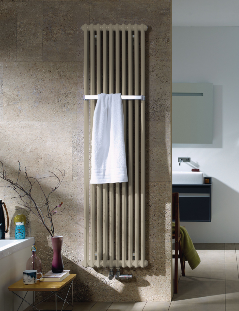 Zehnder Design-Heizkörper Charleston Bar CPV2150-10, 1492x62x485 mm, Concrete Grey, mit Handtuchhalter als 2- oder 3-Säuler, vertikale Präzisionsrundrohre, Pulverlackierung RAL 9016