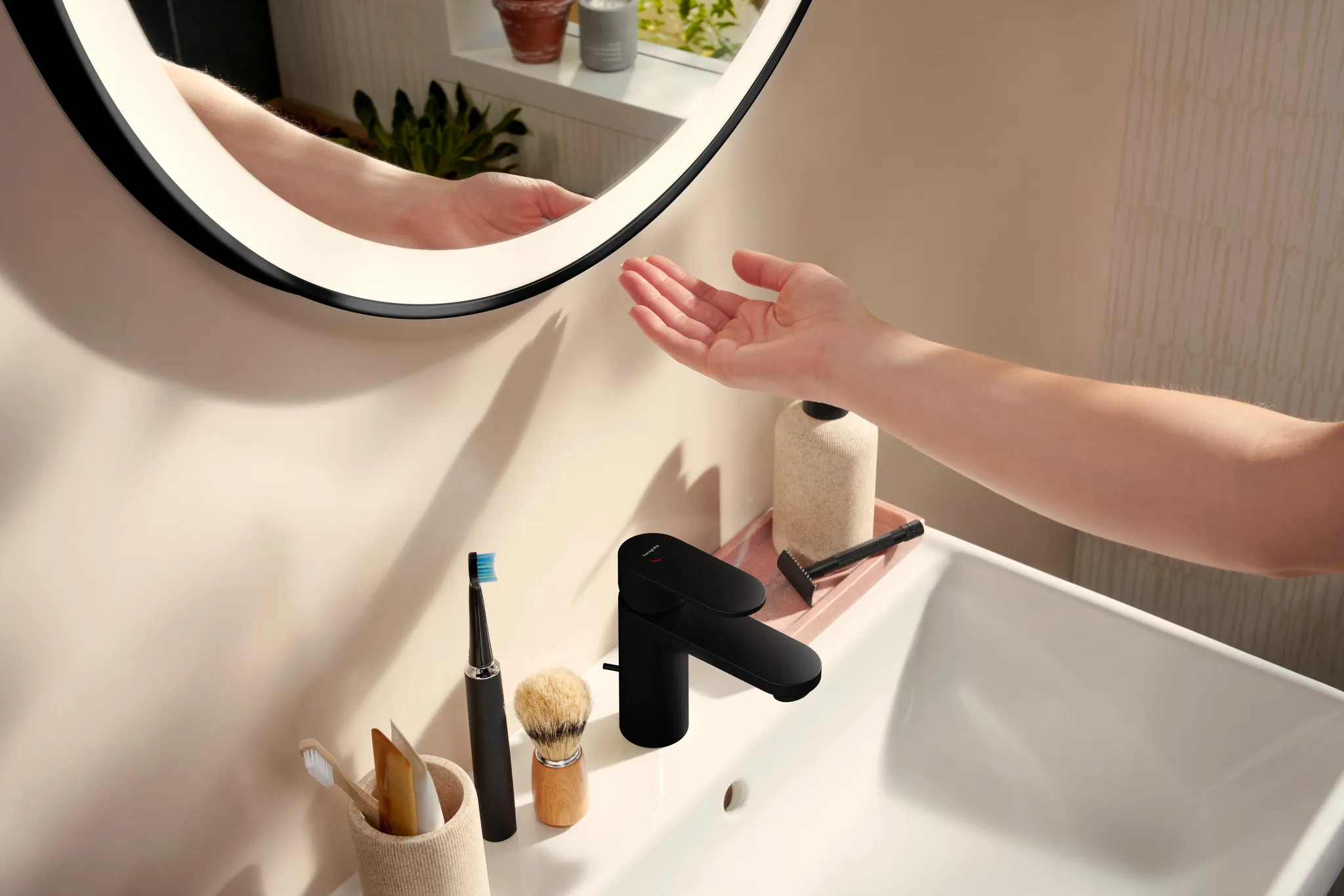 Hansgrohe Xarita Lite S Spiegel mit runder LED-Beleuchtung, 700x700x30 mm, Mattschwarz Hansgrohe Xarita Lite S Spiegel mit runder LED-Beleuchtung, 700x700x30 mm, Mattschwarz